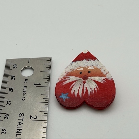 Small Vintage Hand Painted Whimsical Santa Face Beard Brooch Heart Shaped - Picture 5 of 5